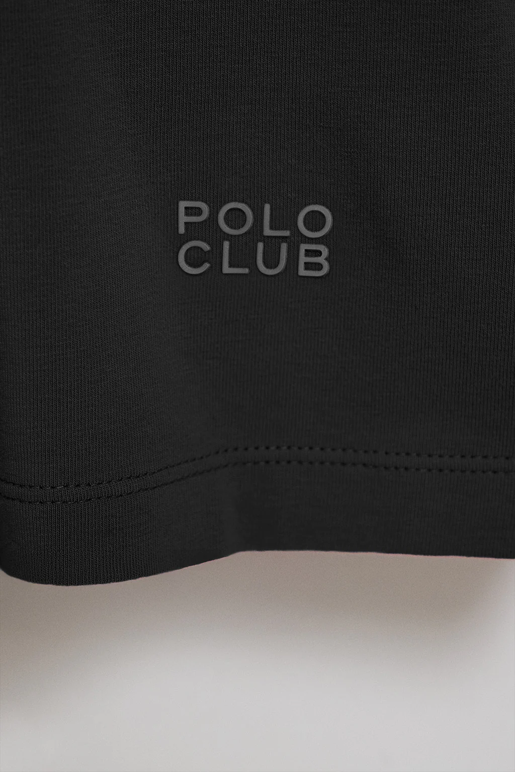 Camiseta negra básica de cuello pico con logo engomado - Image 9