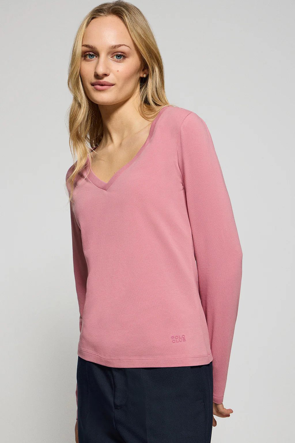 Camiseta rosa empolvado básica de cuello pico con logo engomado