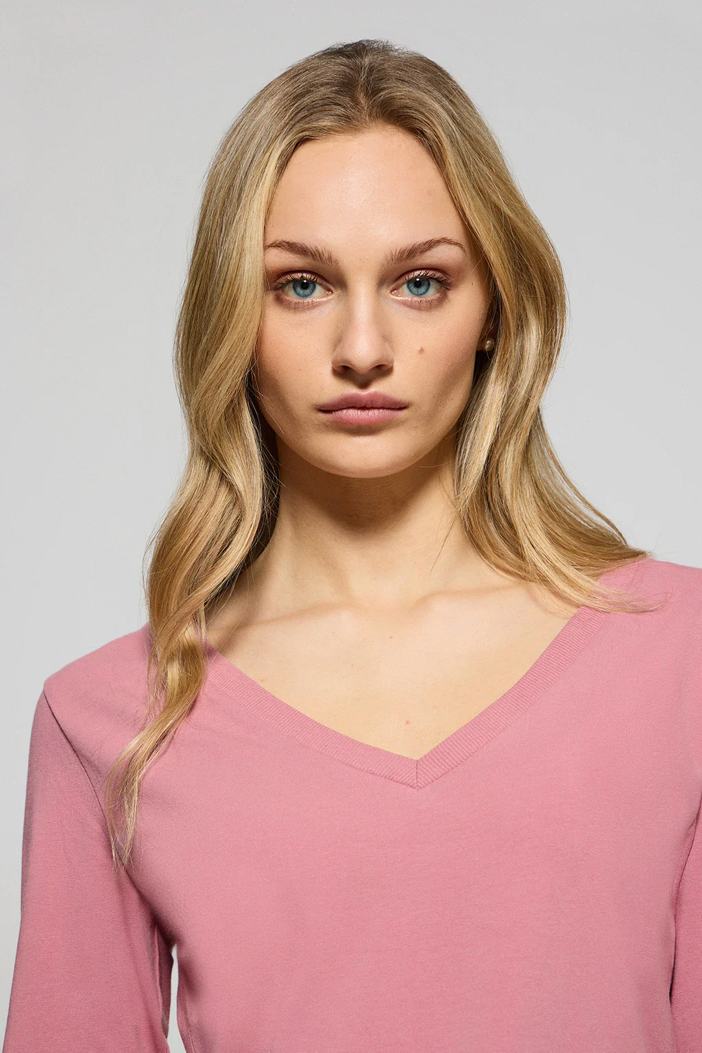 Camiseta rosa empolvado básica de cuello pico con logo engomado - Image 2