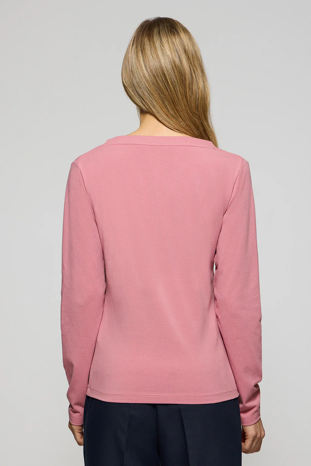 Camiseta rosa empolvado básica de cuello pico con logo engomado - Image 4