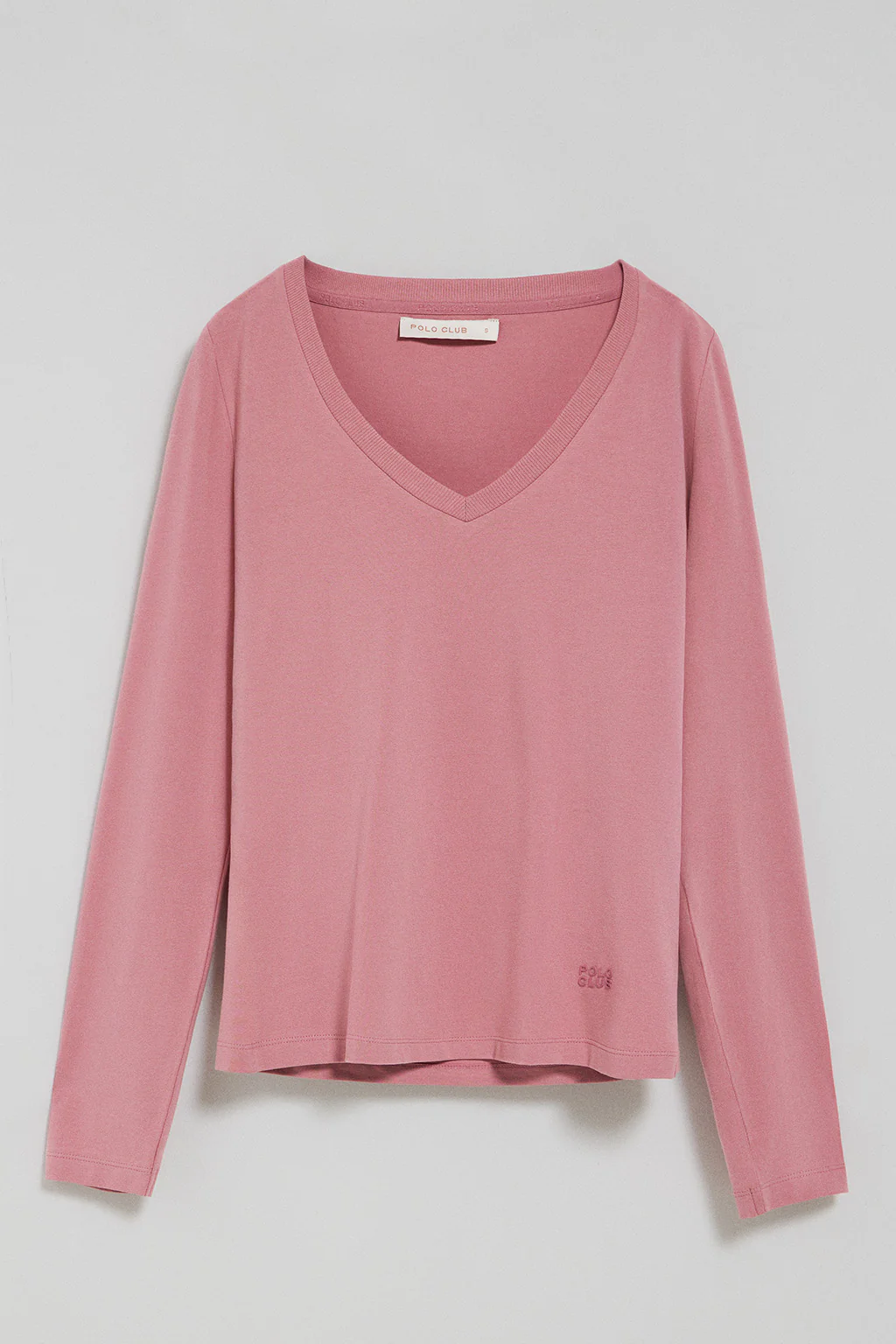 Camiseta rosa empolvado básica de cuello pico con logo engomado - Image 5