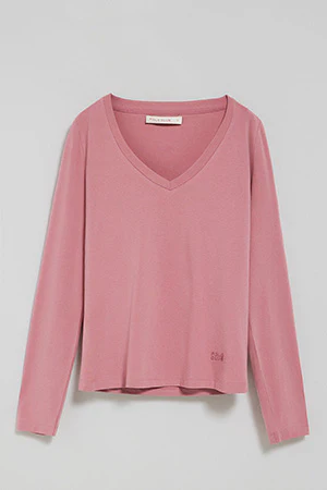 Camiseta rosa empolvado básica de cuello pico con logo engomado - Image 6