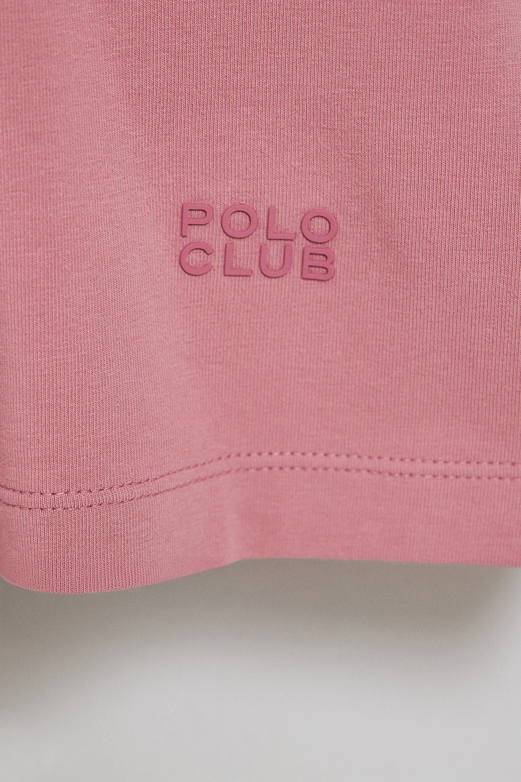 Camiseta rosa empolvado básica de cuello pico con logo engomado - Image 9