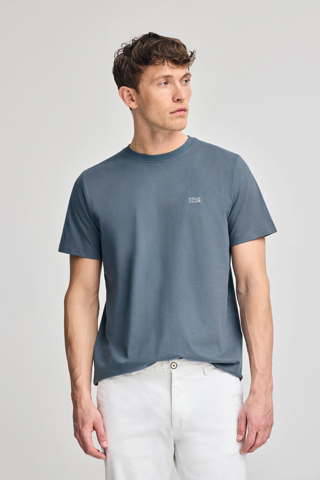 Camiseta azul denim básica de cuello redondo con detalle bordado