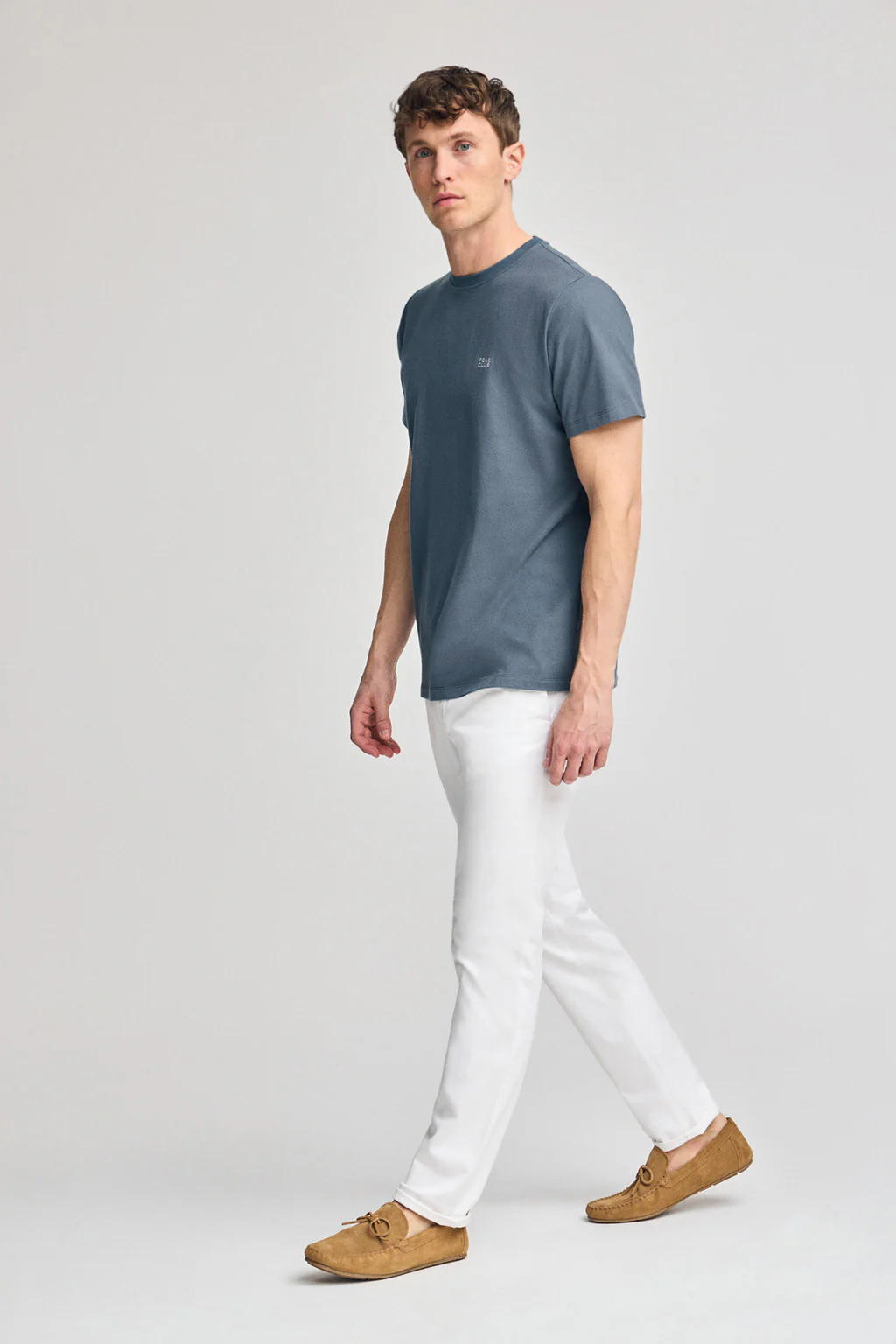 Camiseta azul denim básica de cuello redondo con detalle bordado - Image 3