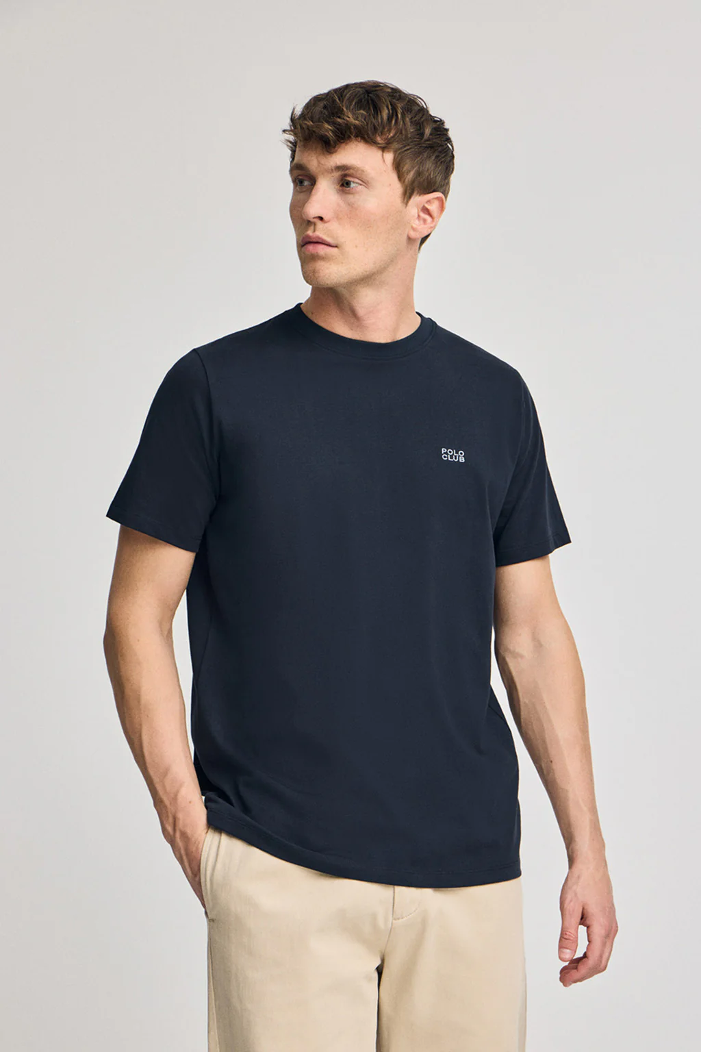 Camiseta azul marino básica de cuello redondo con detalle bordado