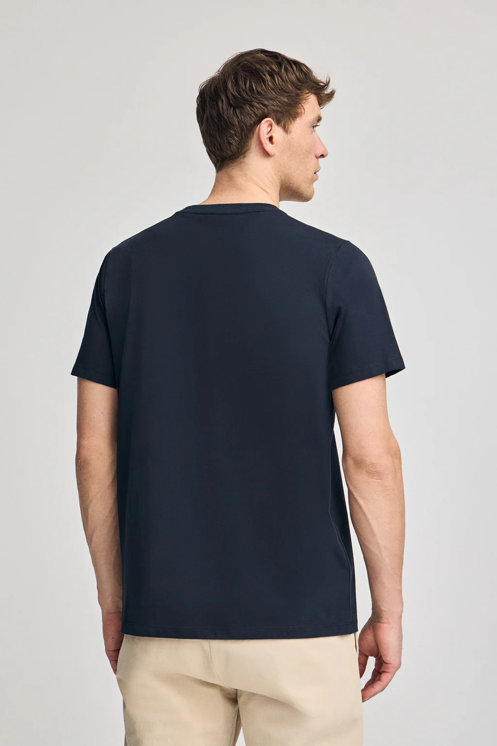 Camiseta azul marino básica de cuello redondo con detalle bordado - Image 5