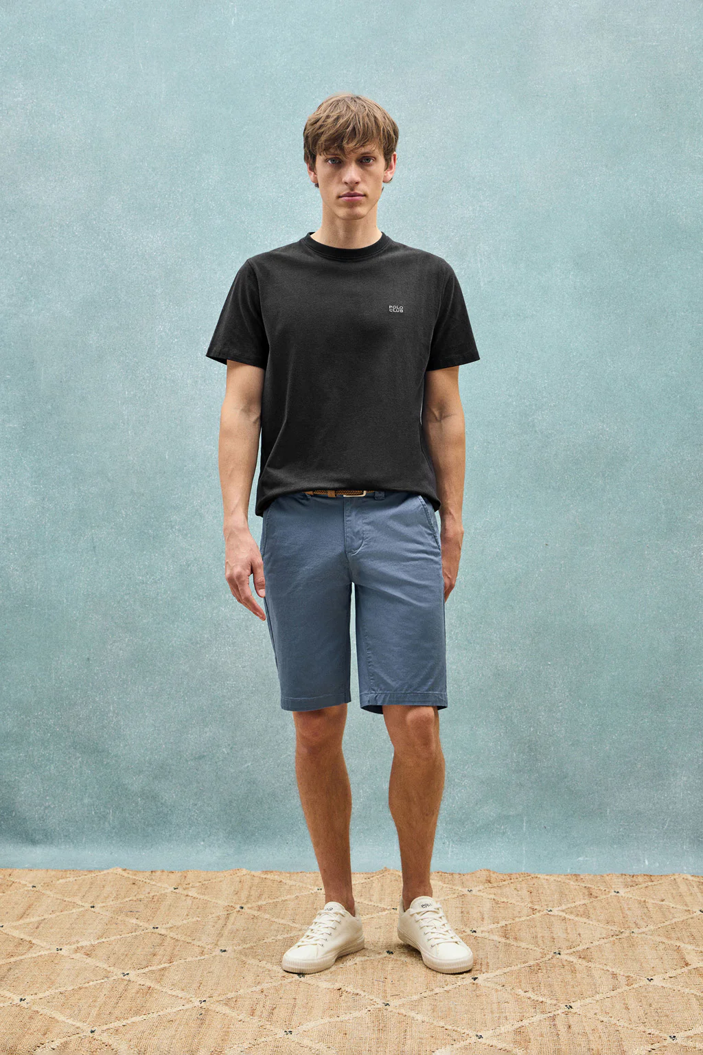 Camiseta negra básica de cuello redondo con detalle bordado - Image 3