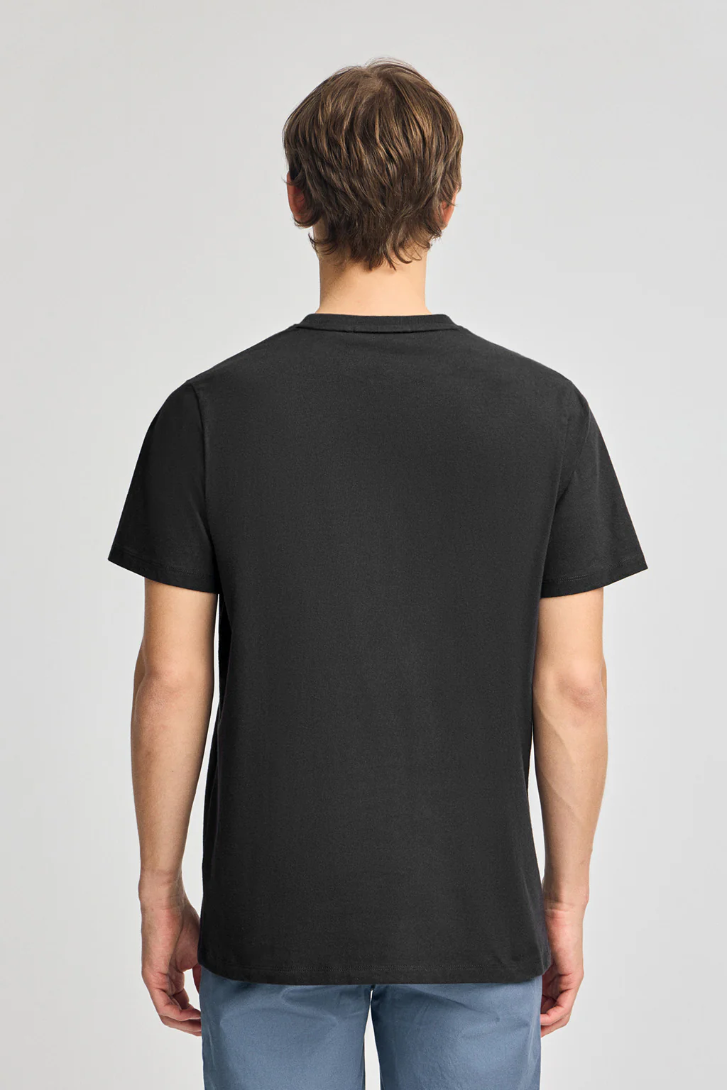 Camiseta negra básica de cuello redondo con detalle bordado - Image 5
