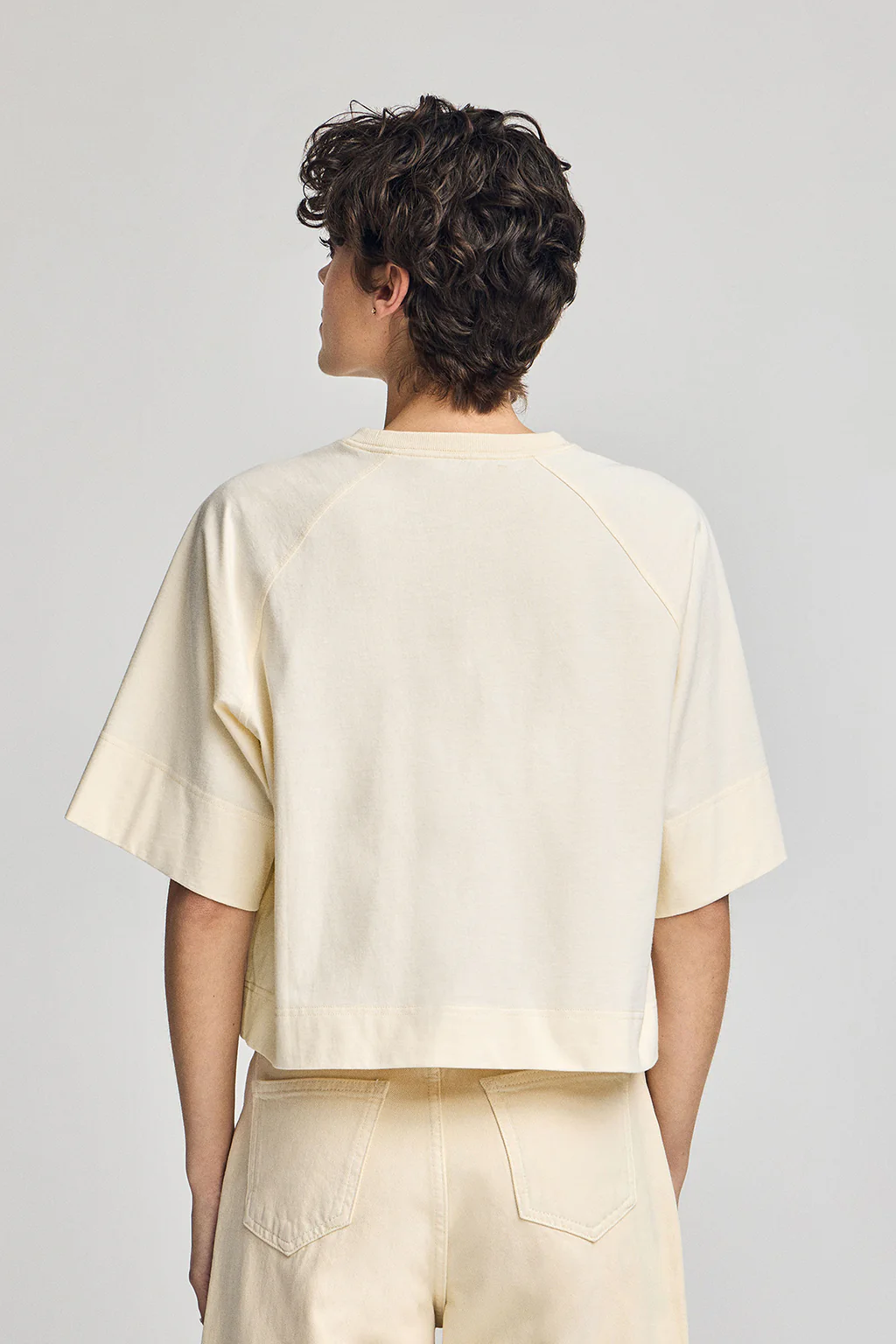 Camiseta color crudo Danae con logo bordado - Image 2