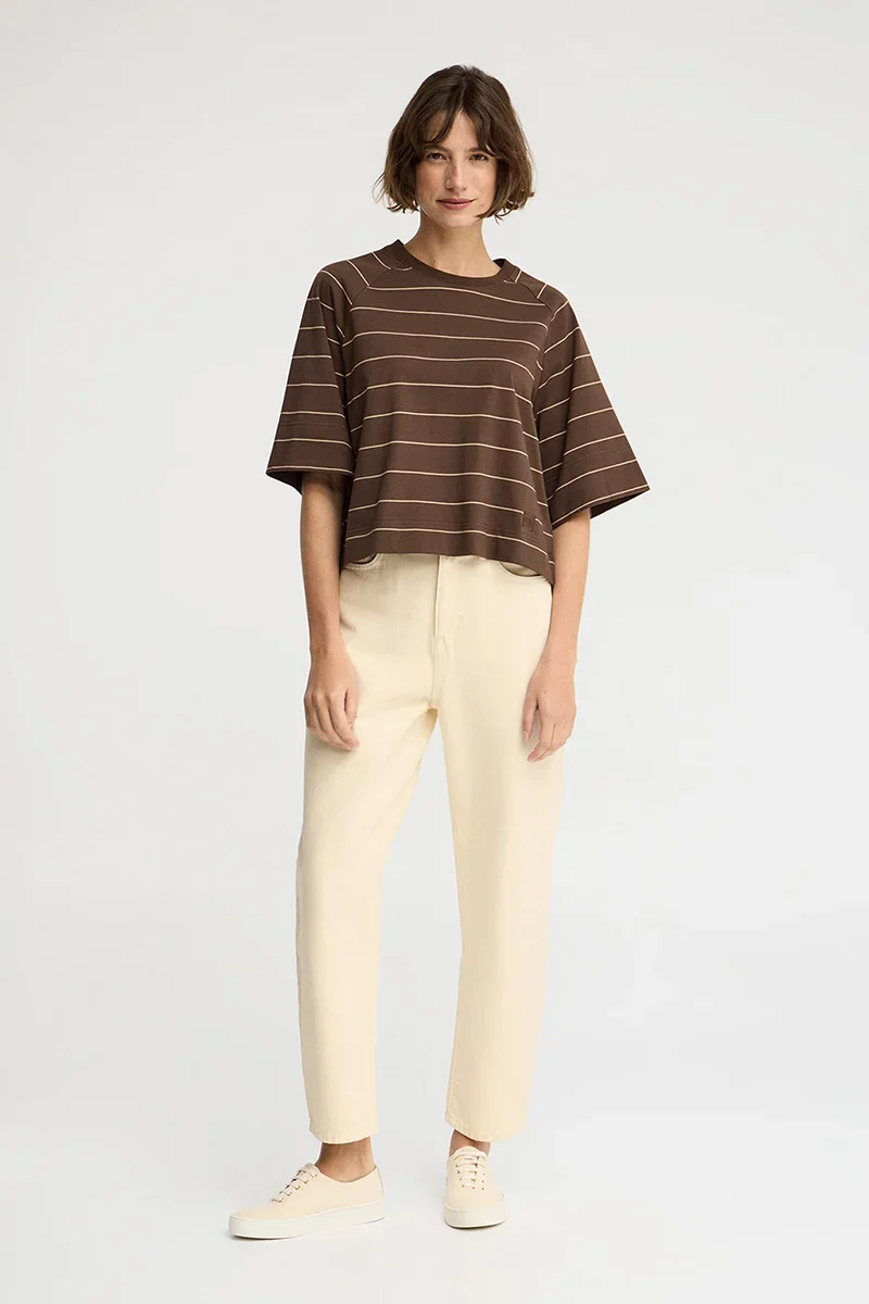 Camiseta de rayas color chocolate y marrón claro de corte boxy con parche Polo Club - Image 2