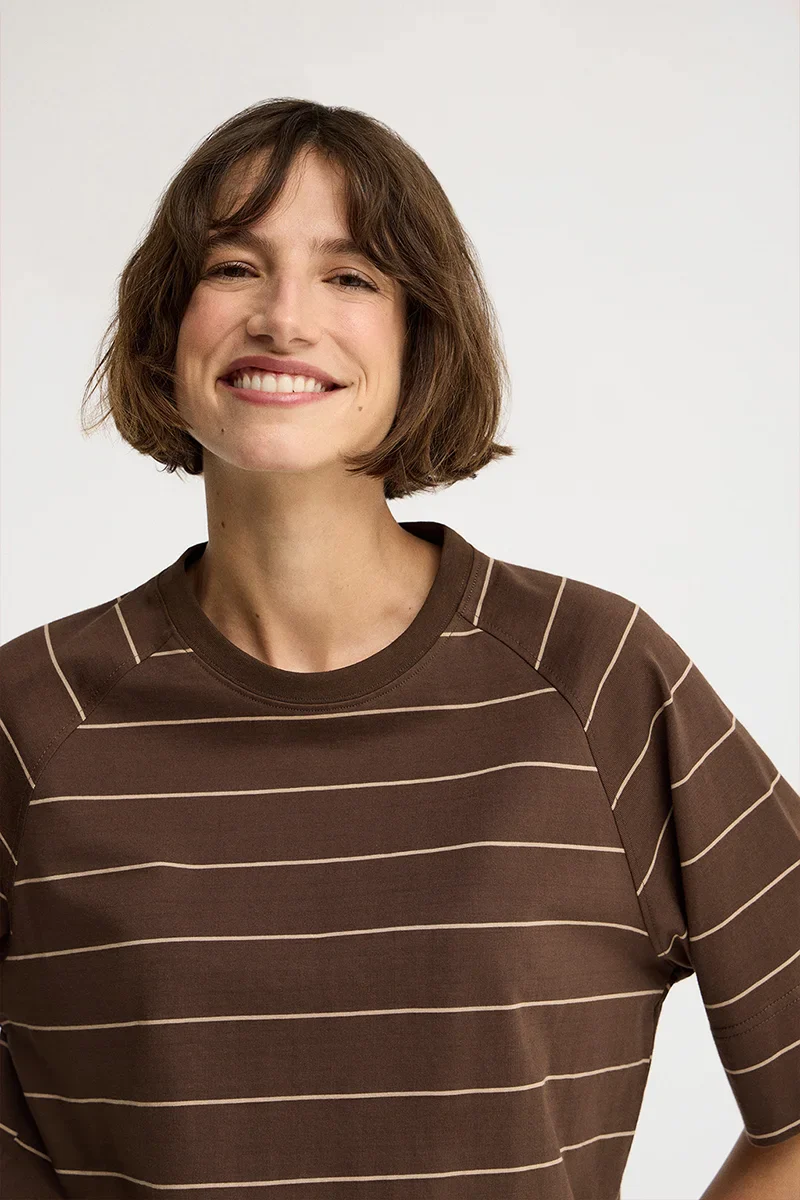 Camiseta de rayas color chocolate y marrón claro de corte boxy con parche Polo Club - Image 3