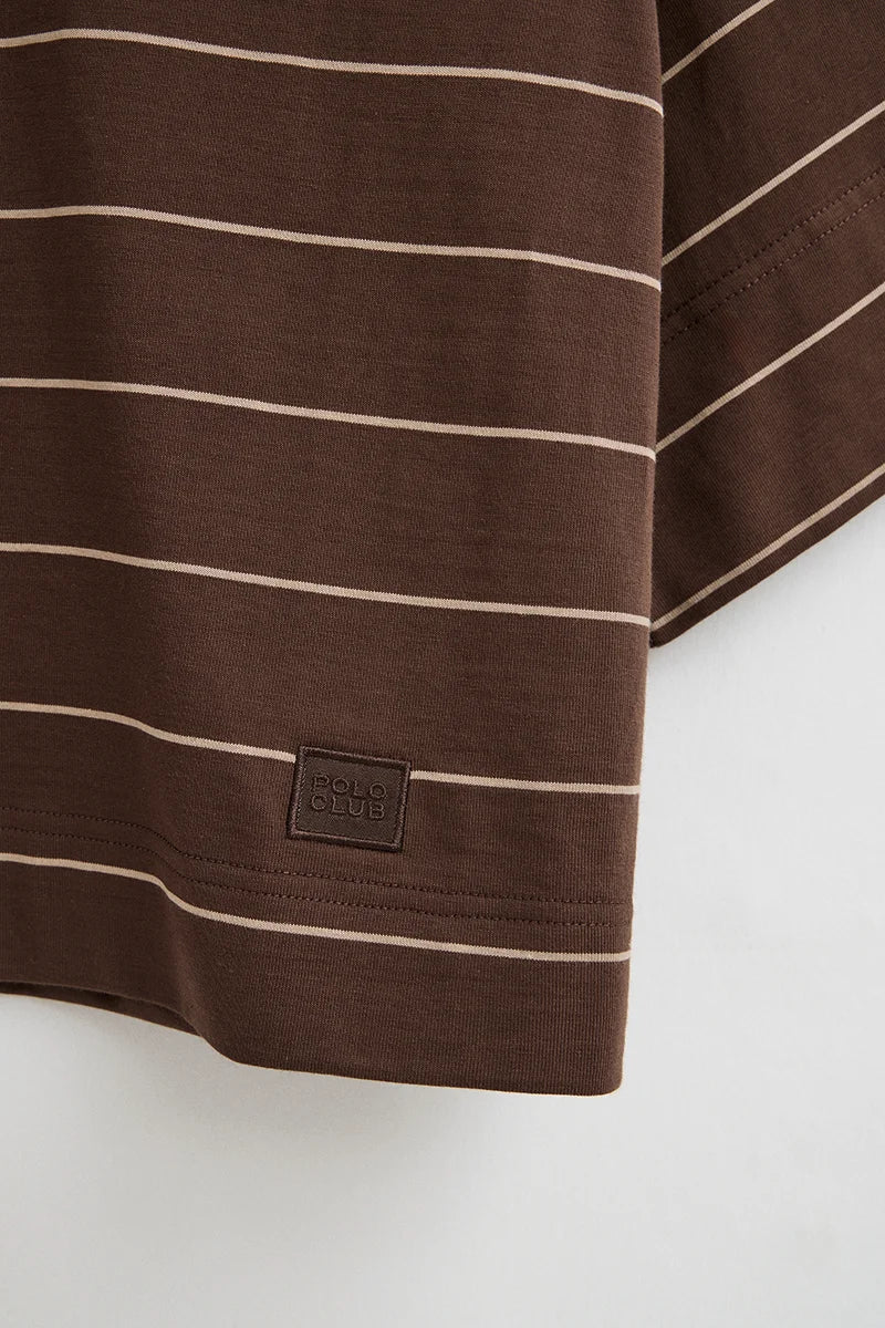 Camiseta de rayas color chocolate y marrón claro de corte boxy con parche Polo Club - Image 7