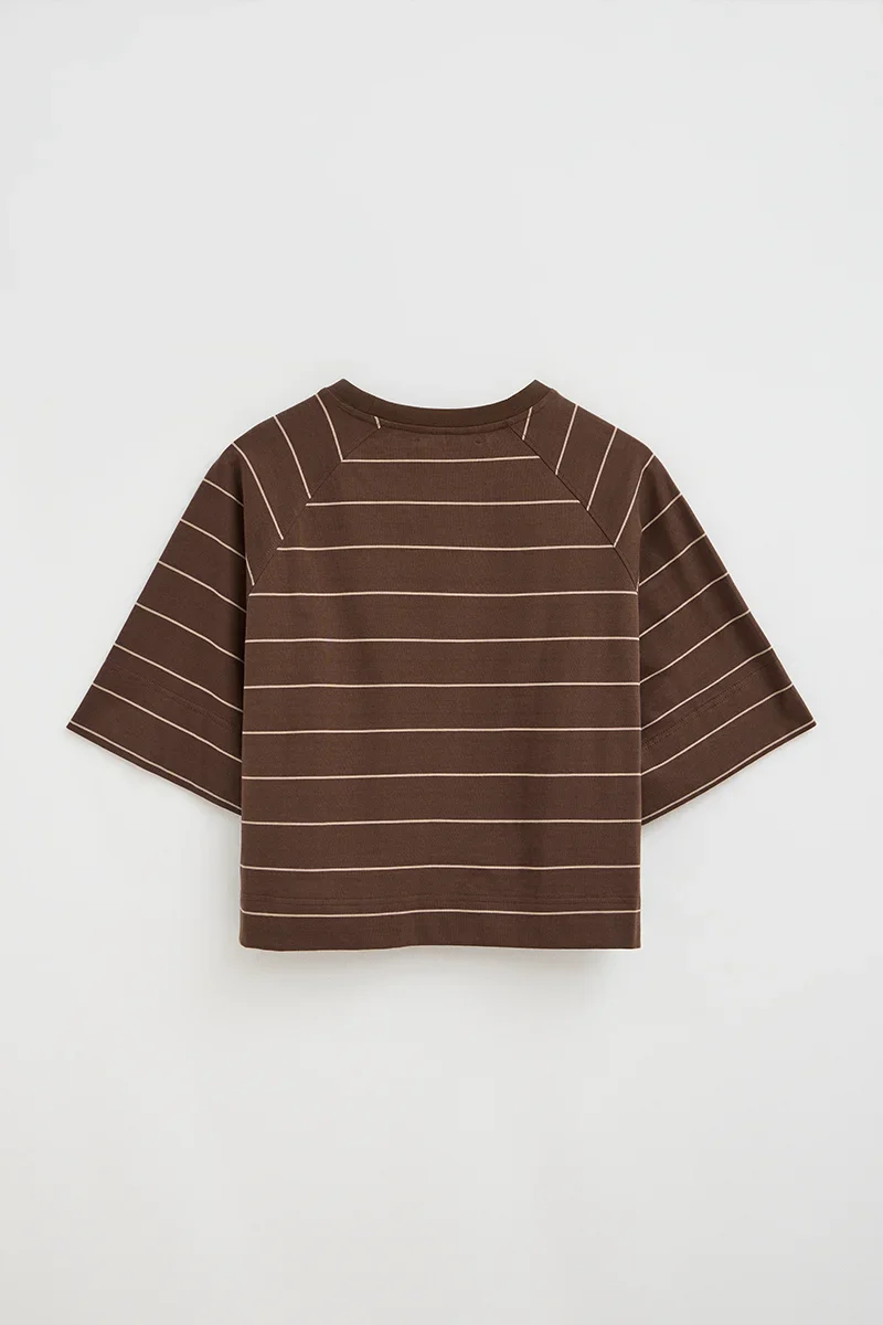 Camiseta de rayas color chocolate y marrón claro de corte boxy con parche Polo Club - Image 8