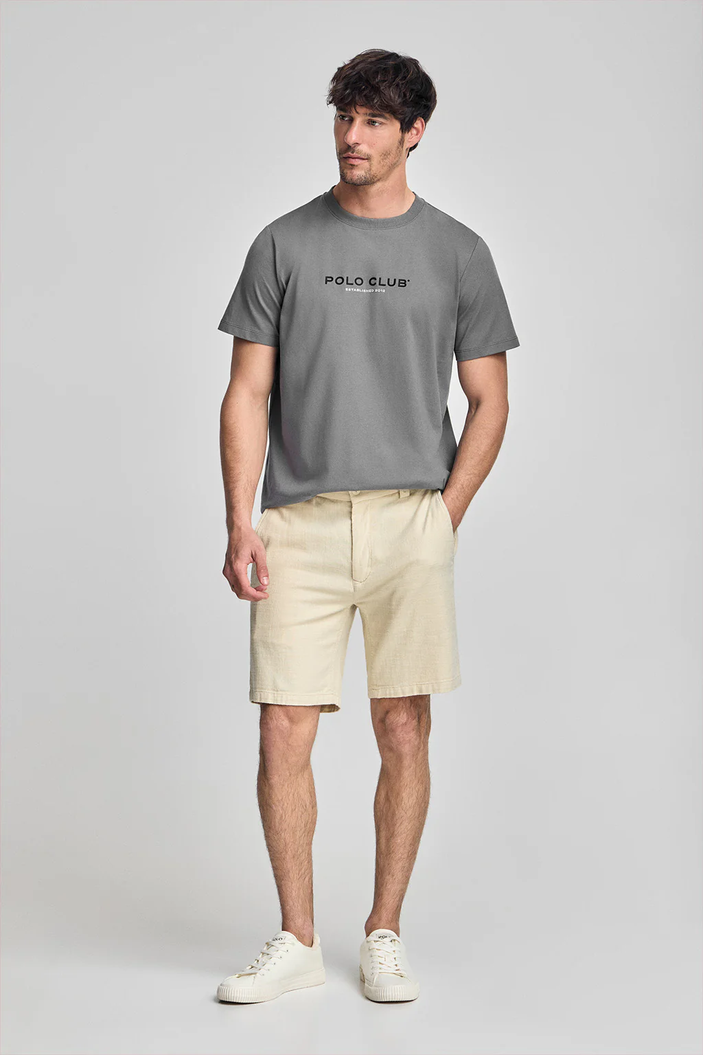 Camiseta gris asfalto de cuello redondo y logo engomado - Image 3