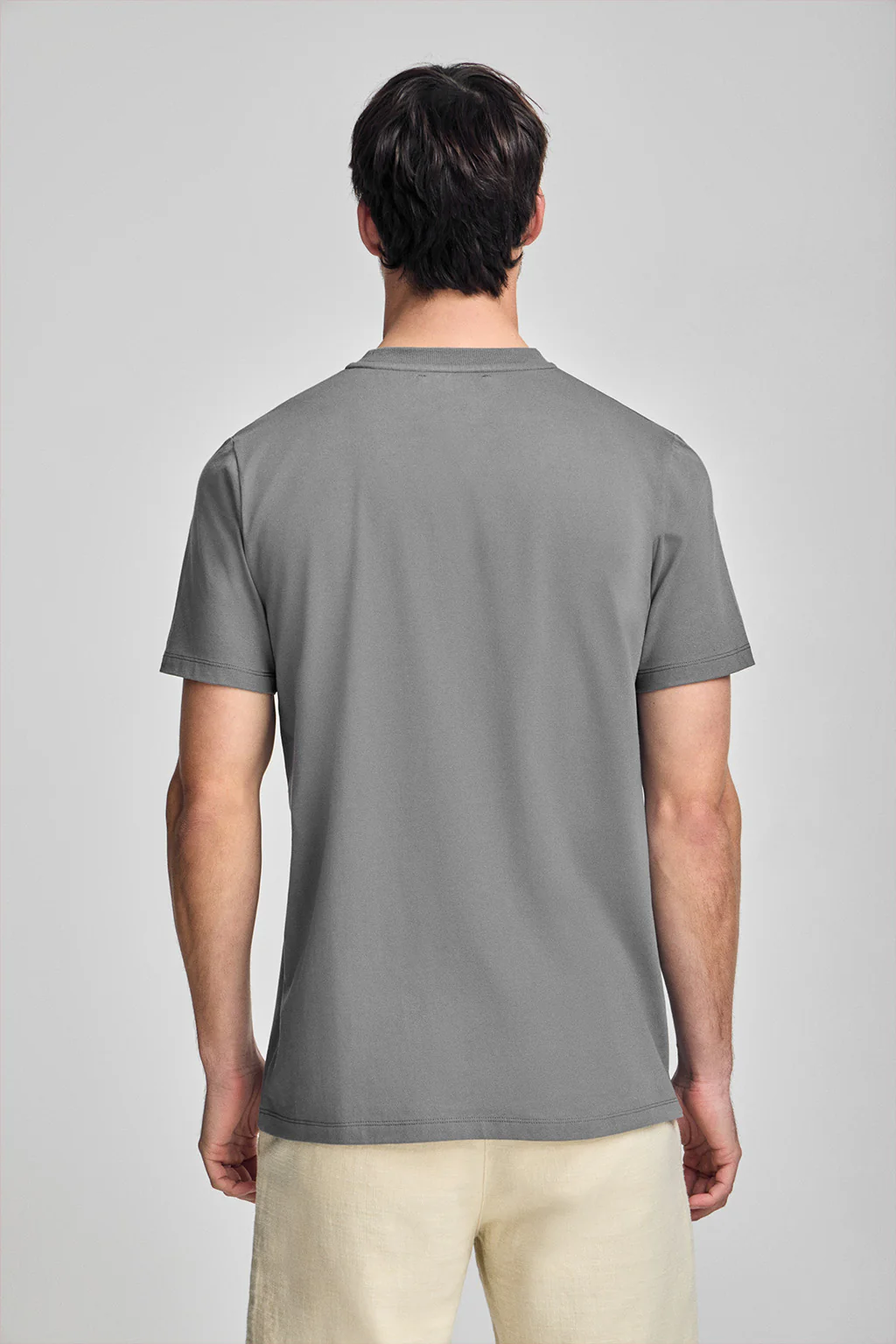 Camiseta gris asfalto de cuello redondo y logo engomado - Image 5