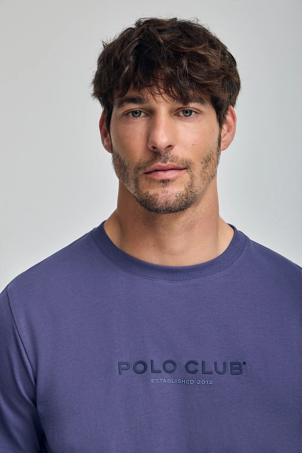 Camiseta violeta azulado de cuello redondo y logo engomado - Image 3