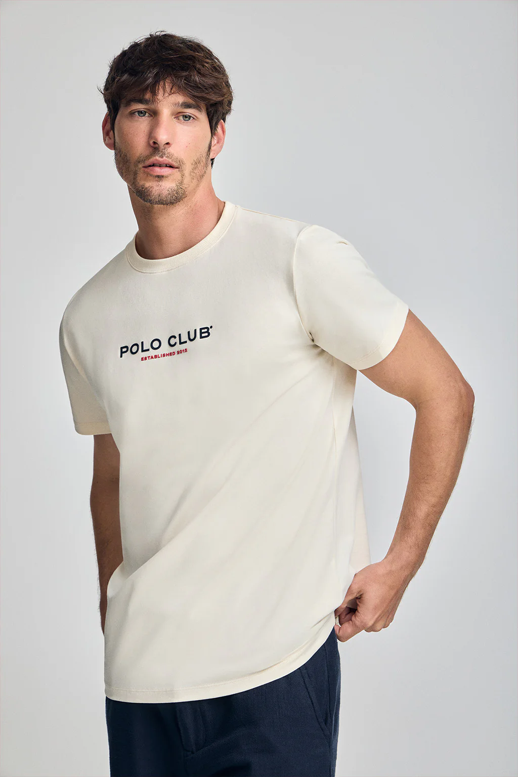 Camiseta color crudo de cuello redondo y logo engomado