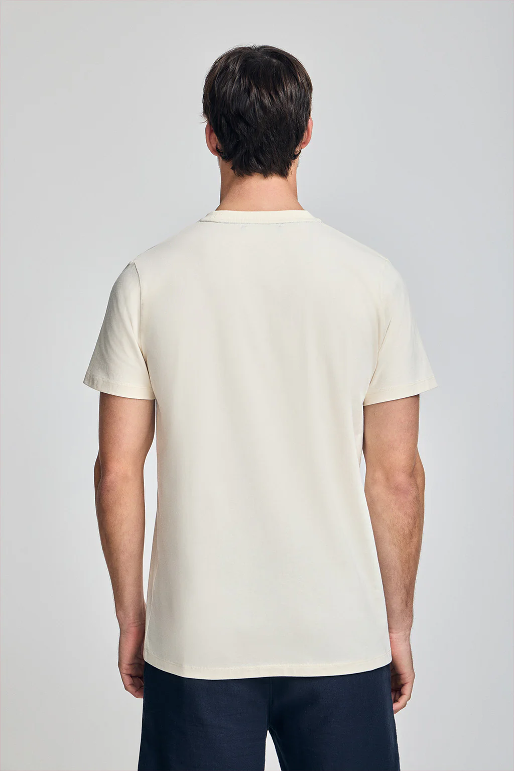 Camiseta color crudo de cuello redondo y logo engomado - Image 2