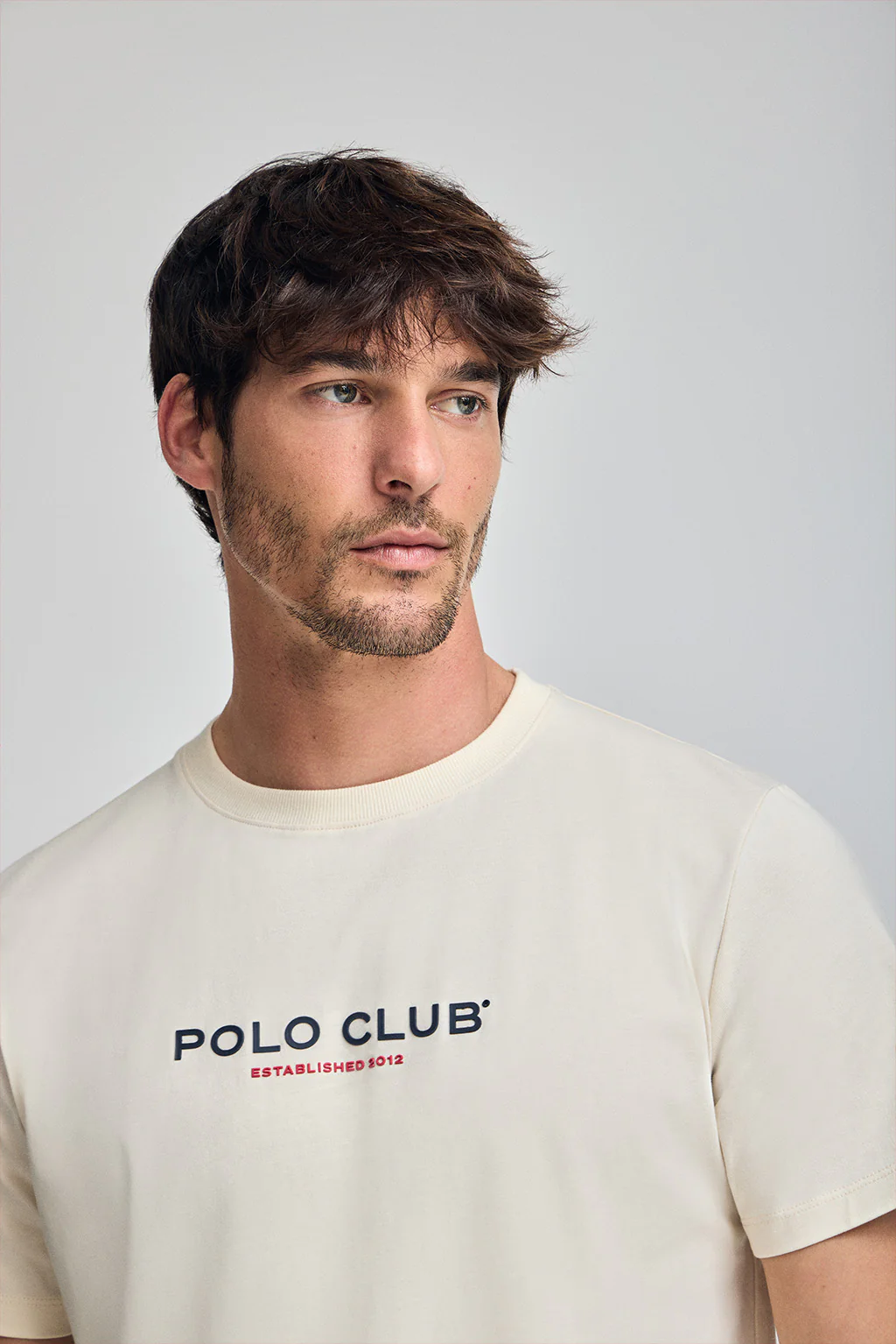 Camiseta color crudo de cuello redondo y logo engomado - Image 3
