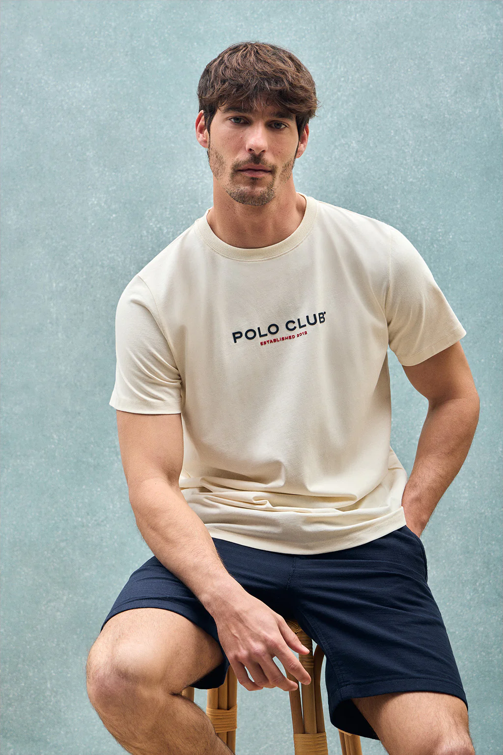Camiseta color crudo de cuello redondo y logo engomado - Image 8