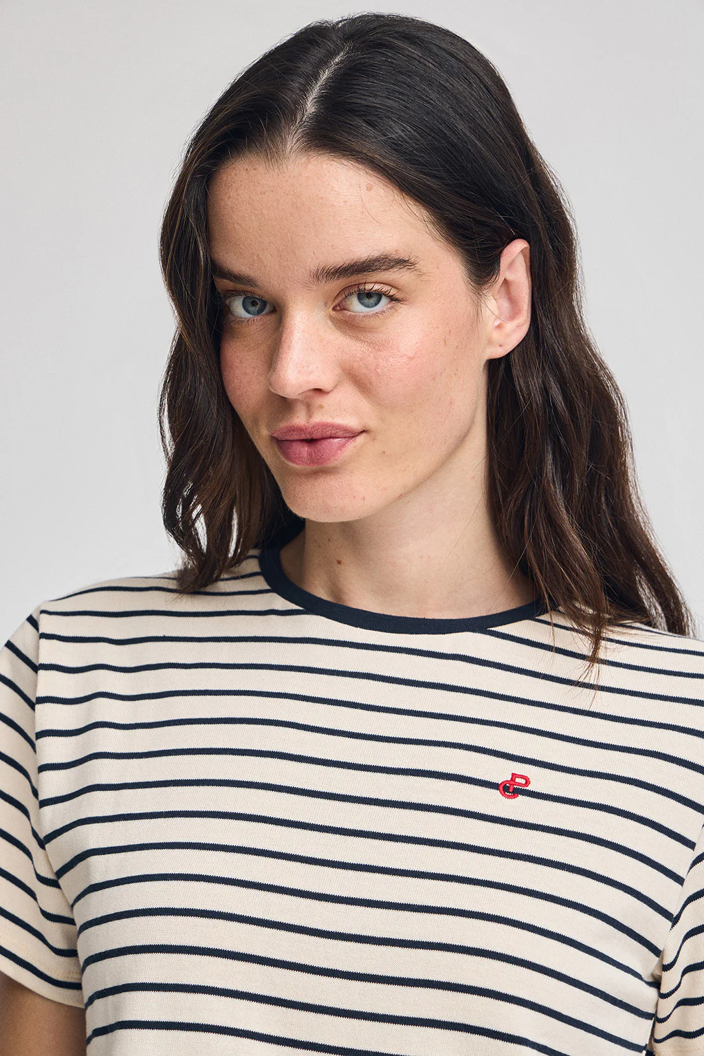 Camiseta de rayas azul marino y beige con monograma bordado - Image 3