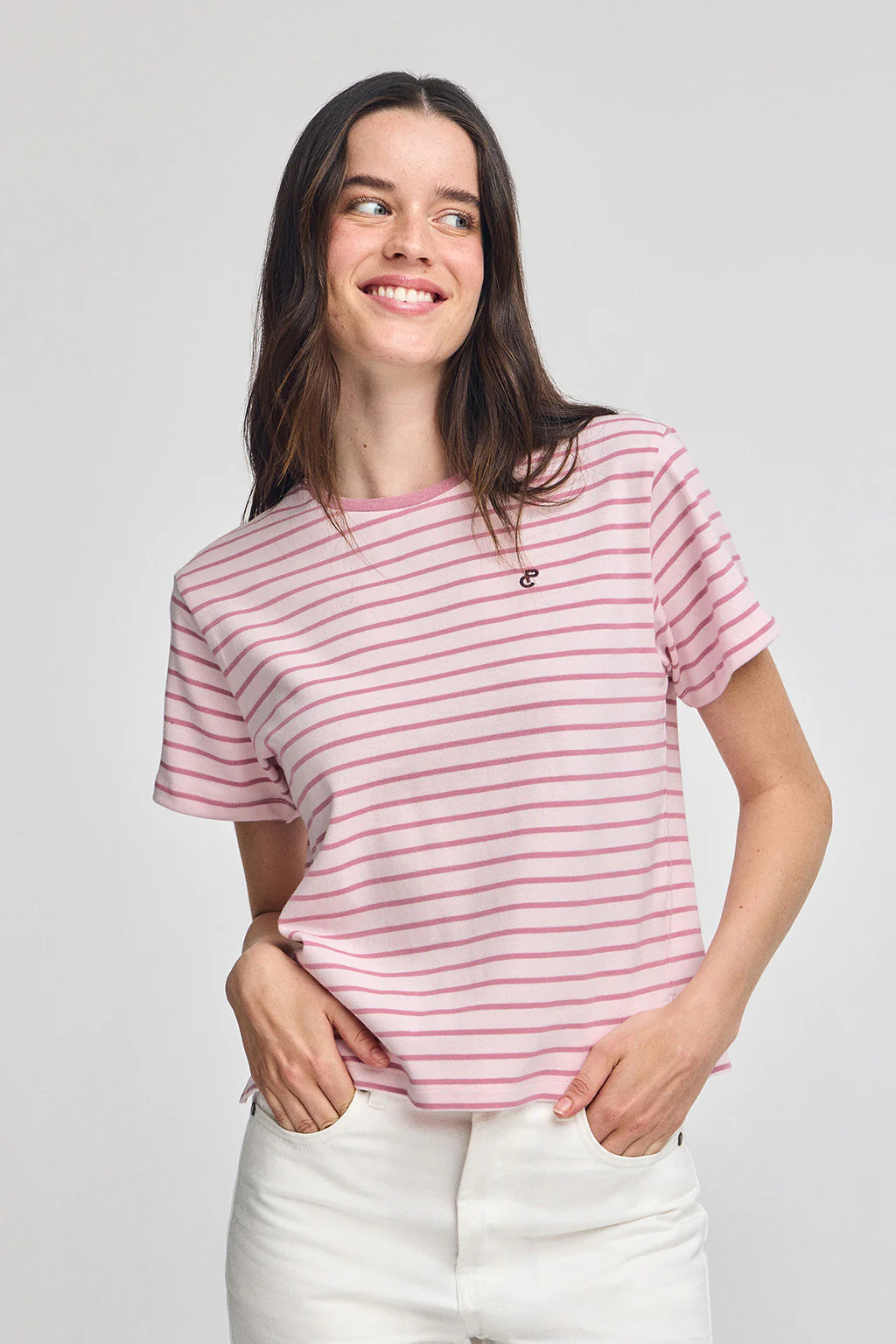 Camiseta de rayas rosa empolvado y beige con monograma bordado