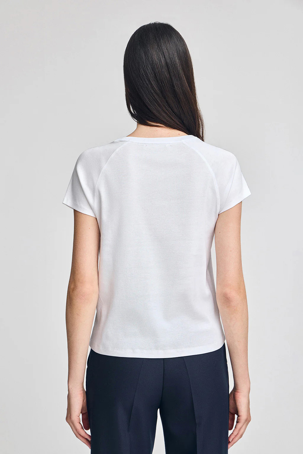 Camiseta blanca Hesperia con monograma bordado - Image 2