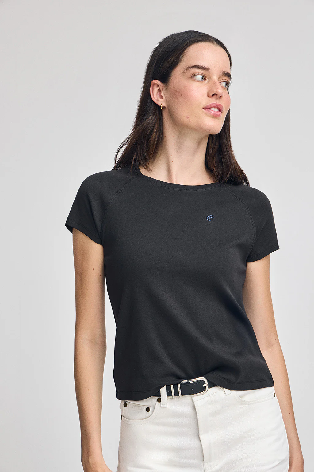 Camiseta negra Hesperia con monograma bordado