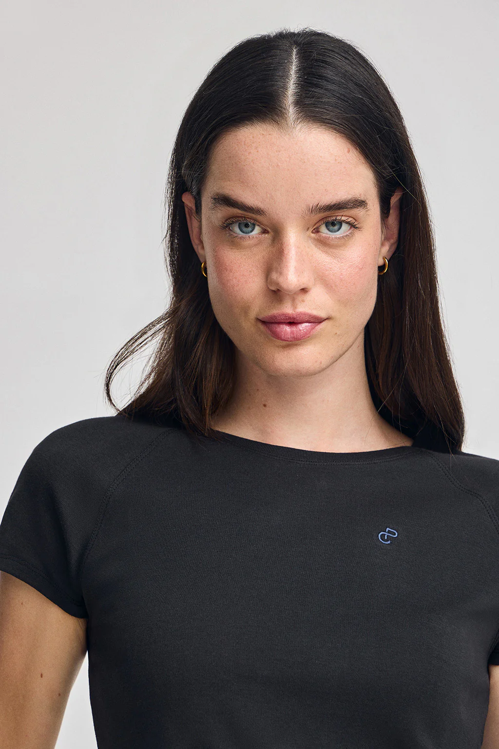 Camiseta negra Hesperia con monograma bordado - Image 2