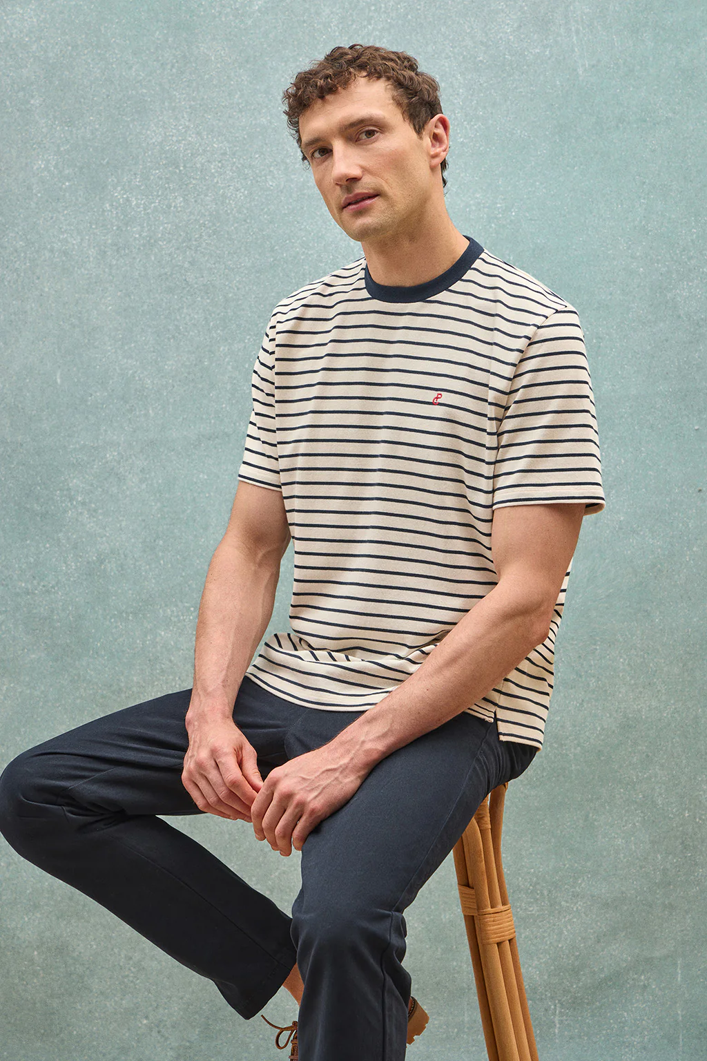 Camiseta de rayas azul marino y beige con monograma bordado