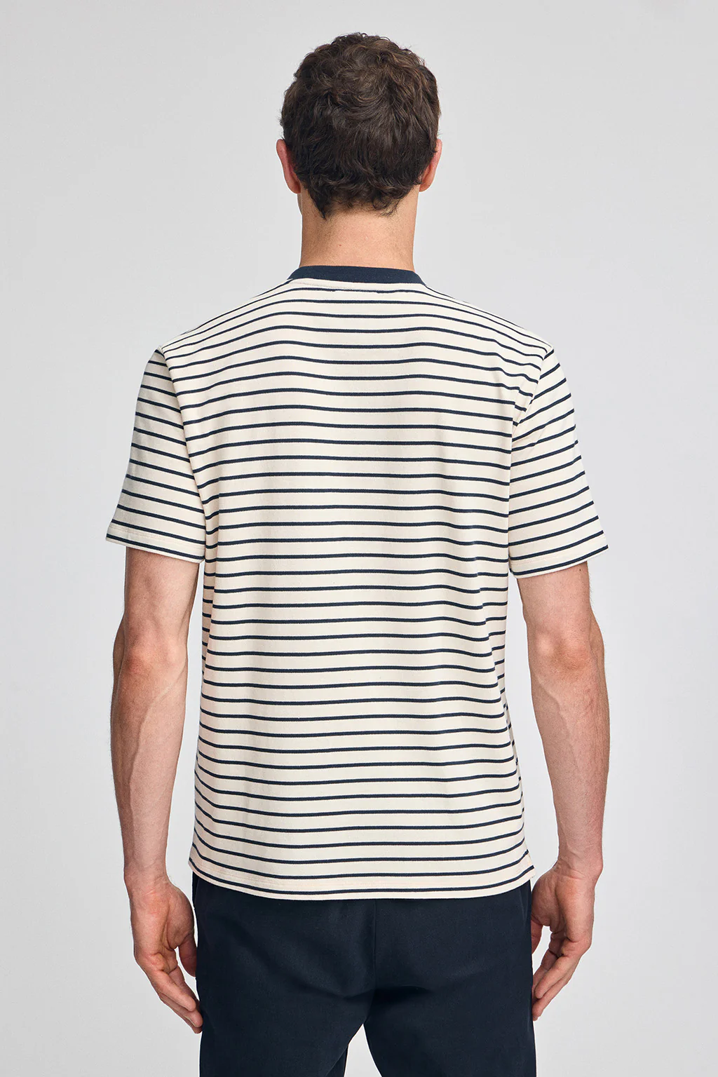 Camiseta de rayas azul marino y beige con monograma bordado - Image 5