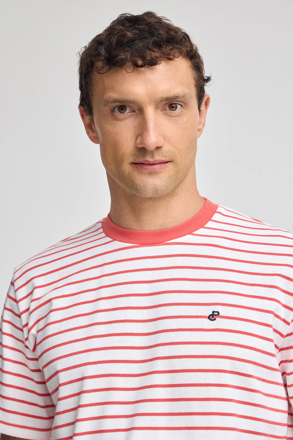 Camiseta de rayas color coral y beige con monograma bordado - Image 3