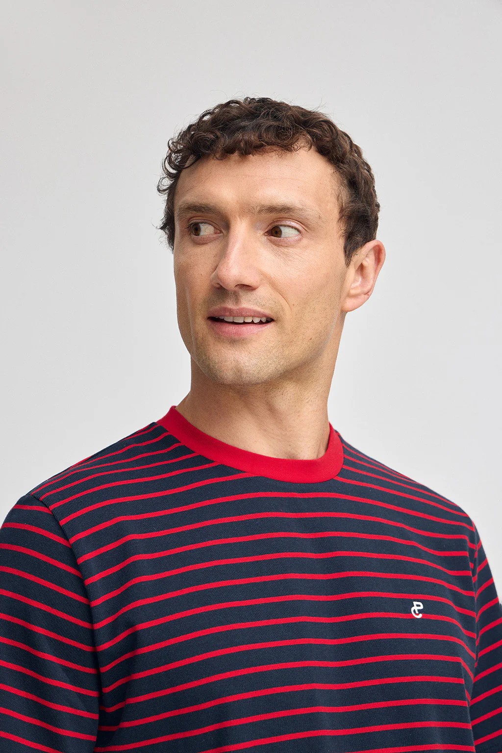 Camiseta de rayas rojas y azul marino con monograma bordado - Image 3