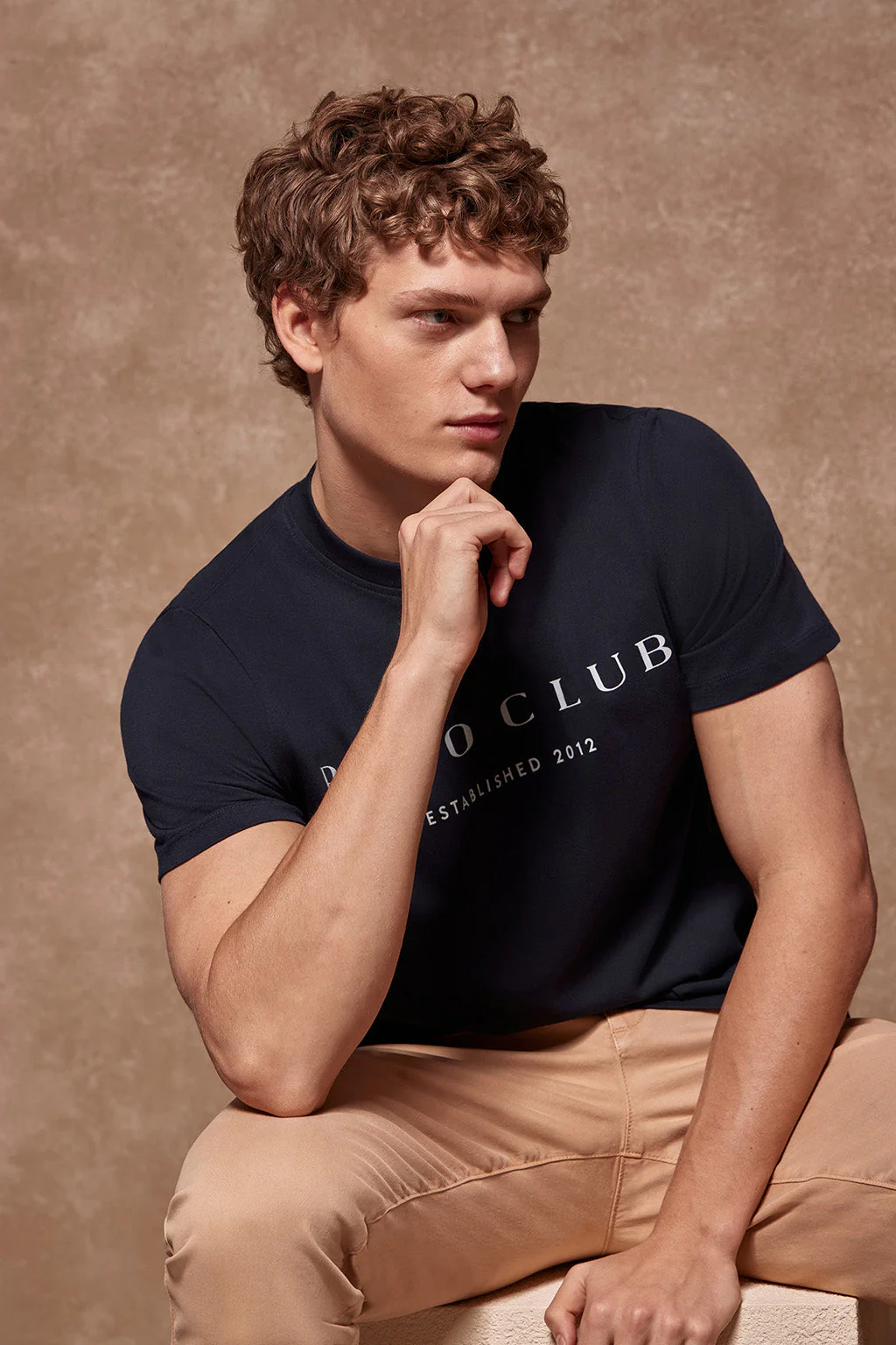 Camiseta básica azul marino con print icónico Polo Club - Image 4