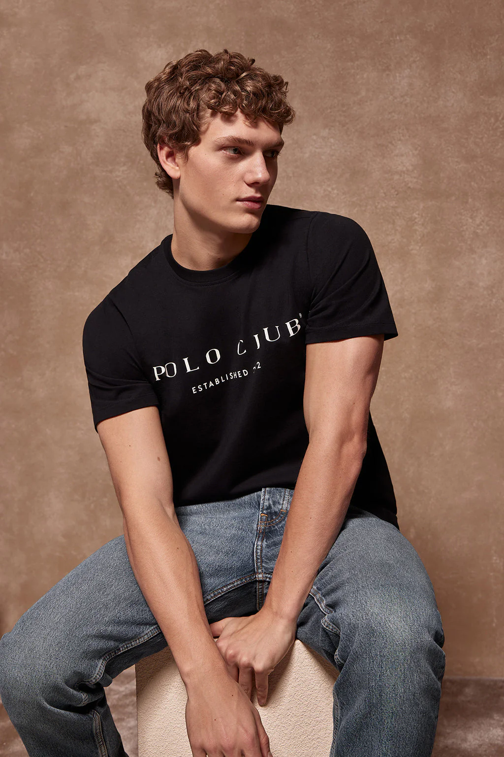 Camiseta básica negra con print icónico Polo Club - Image 4