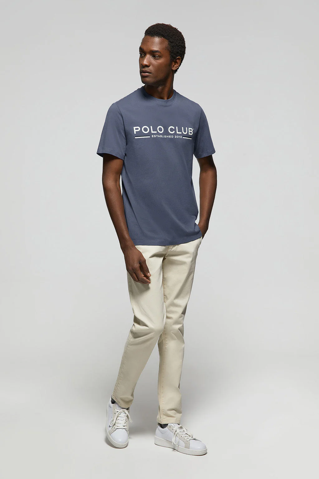 Camiseta básica azul denim con print icónico en el pecho - Image 3