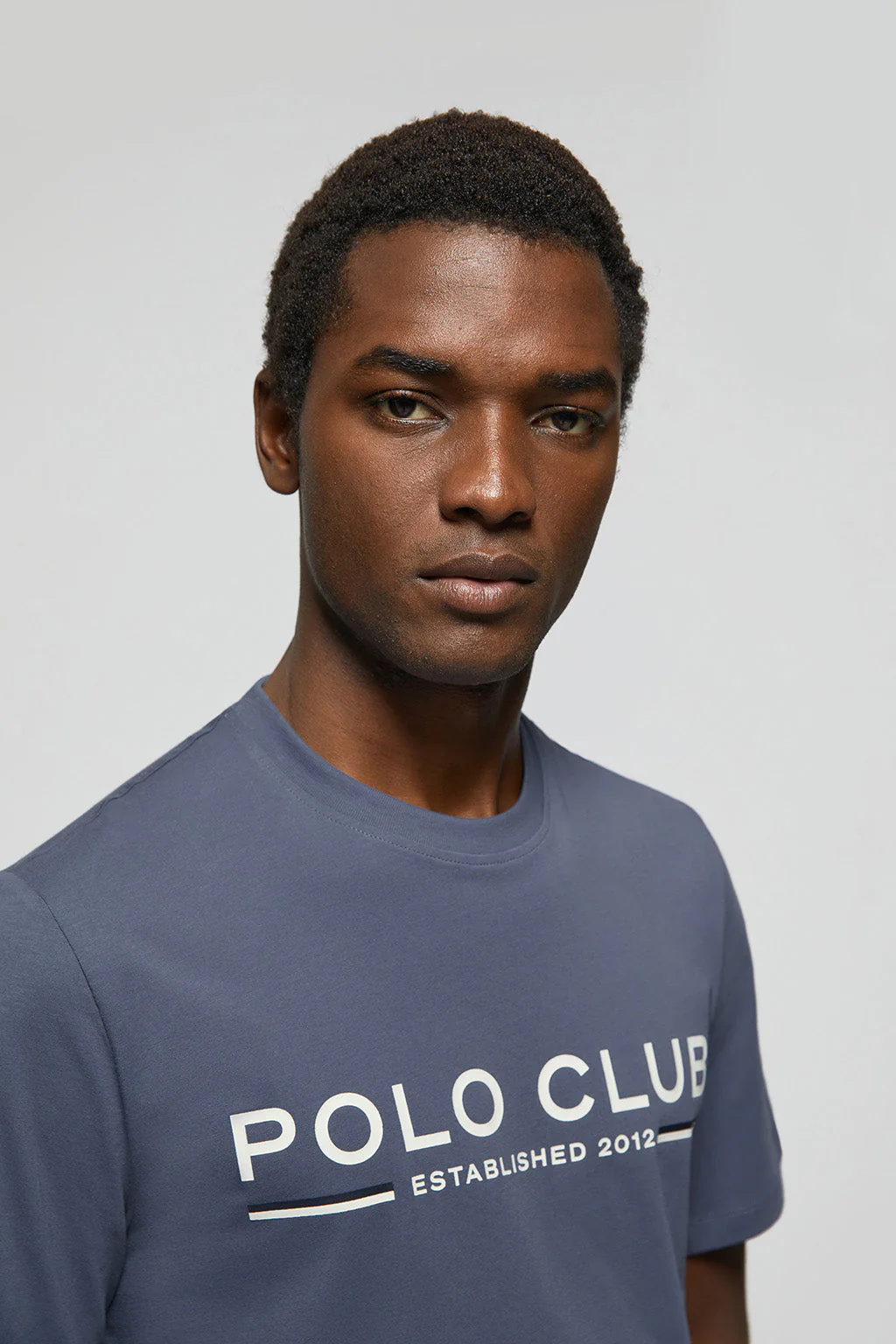 Camiseta básica azul denim con print icónico en el pecho - Image 4