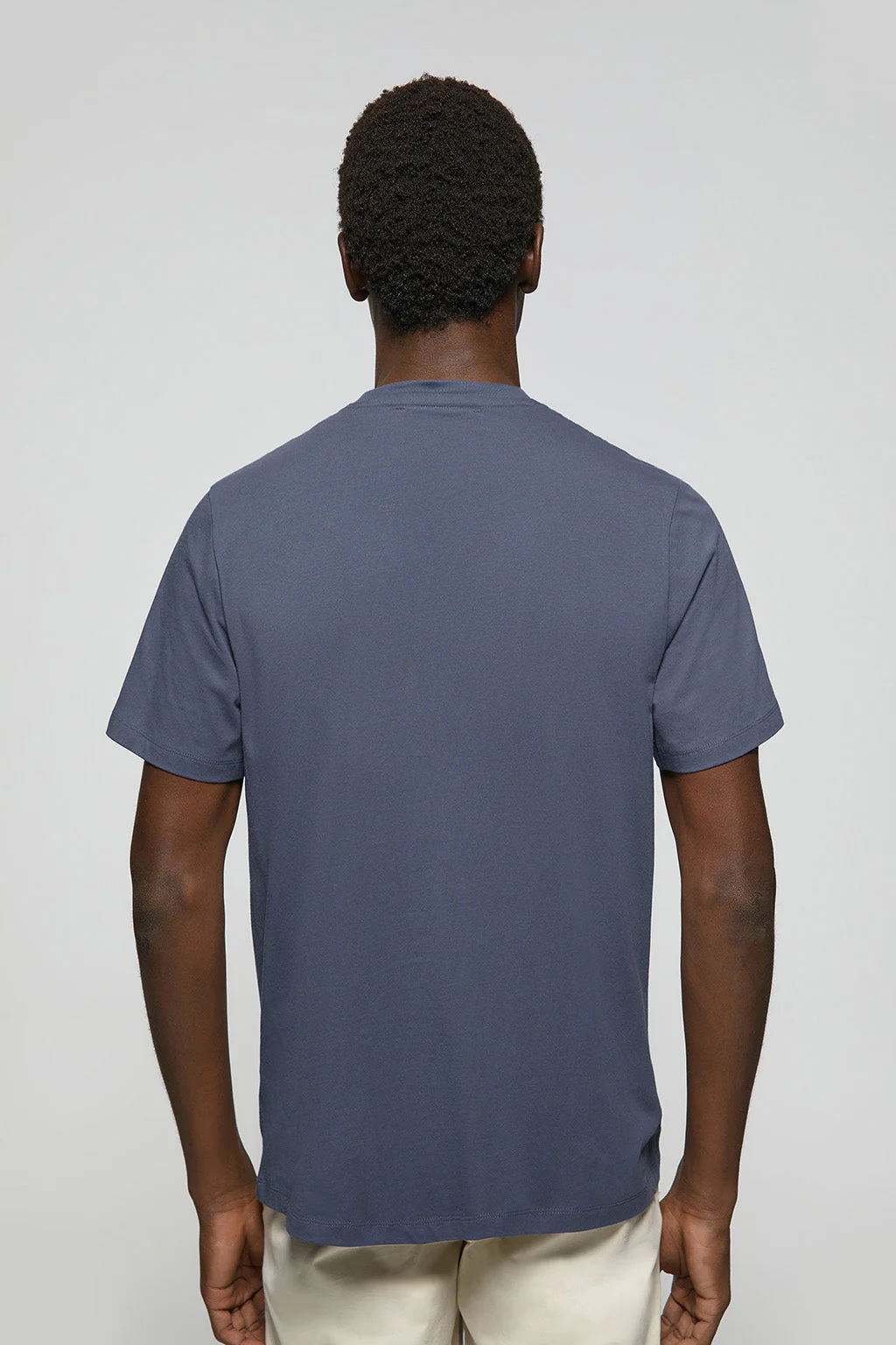 Camiseta básica azul denim con print icónico en el pecho - Image 5