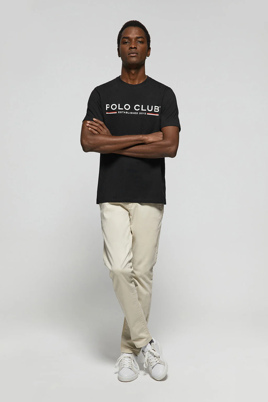 Camiseta básica negra con print icónico en el pecho - Image 3