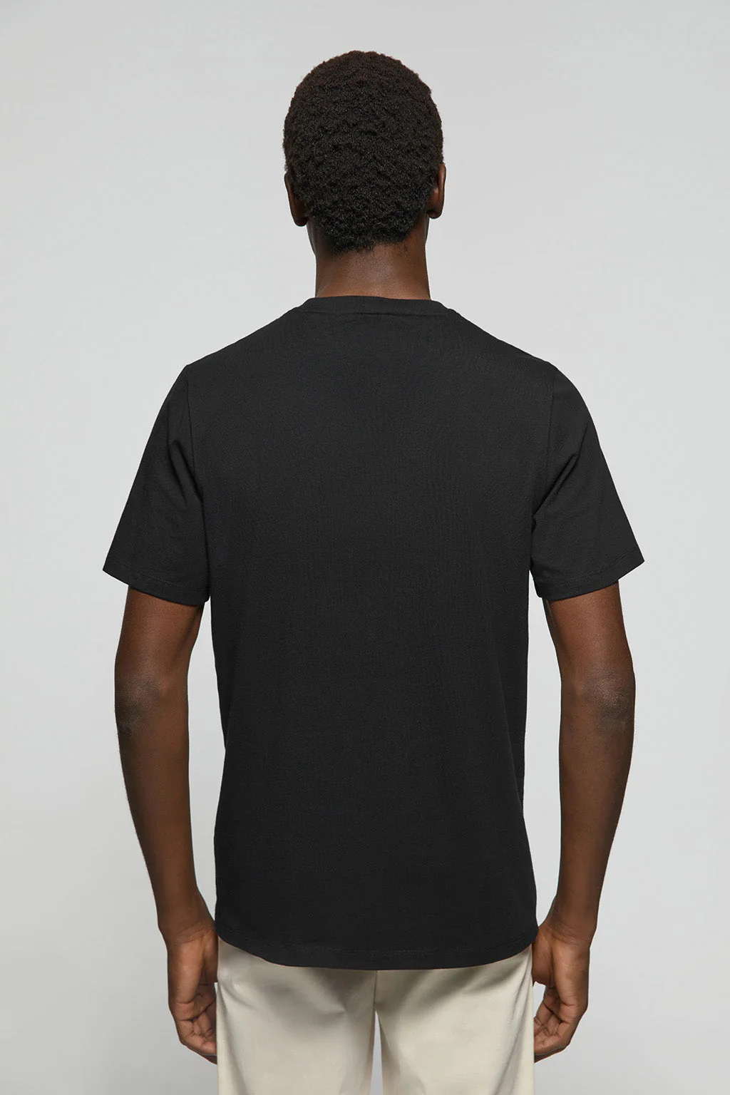Camiseta básica negra con print icónico en el pecho - Image 4