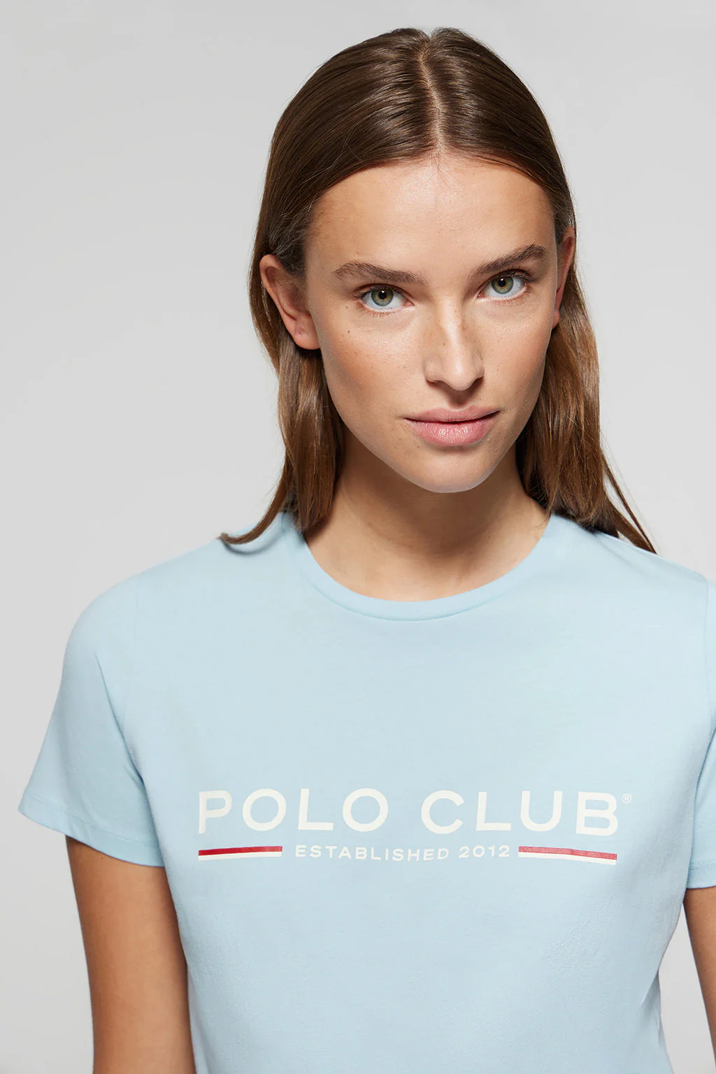 Camiseta básica azul celeste con print icónico en el pecho - Image 2