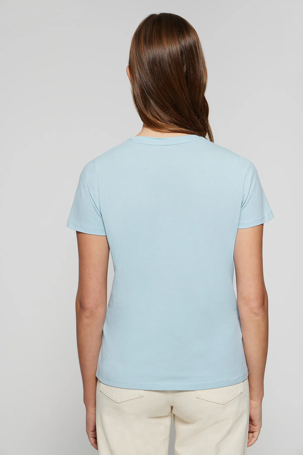 Camiseta básica azul celeste con print icónico en el pecho - Image 4