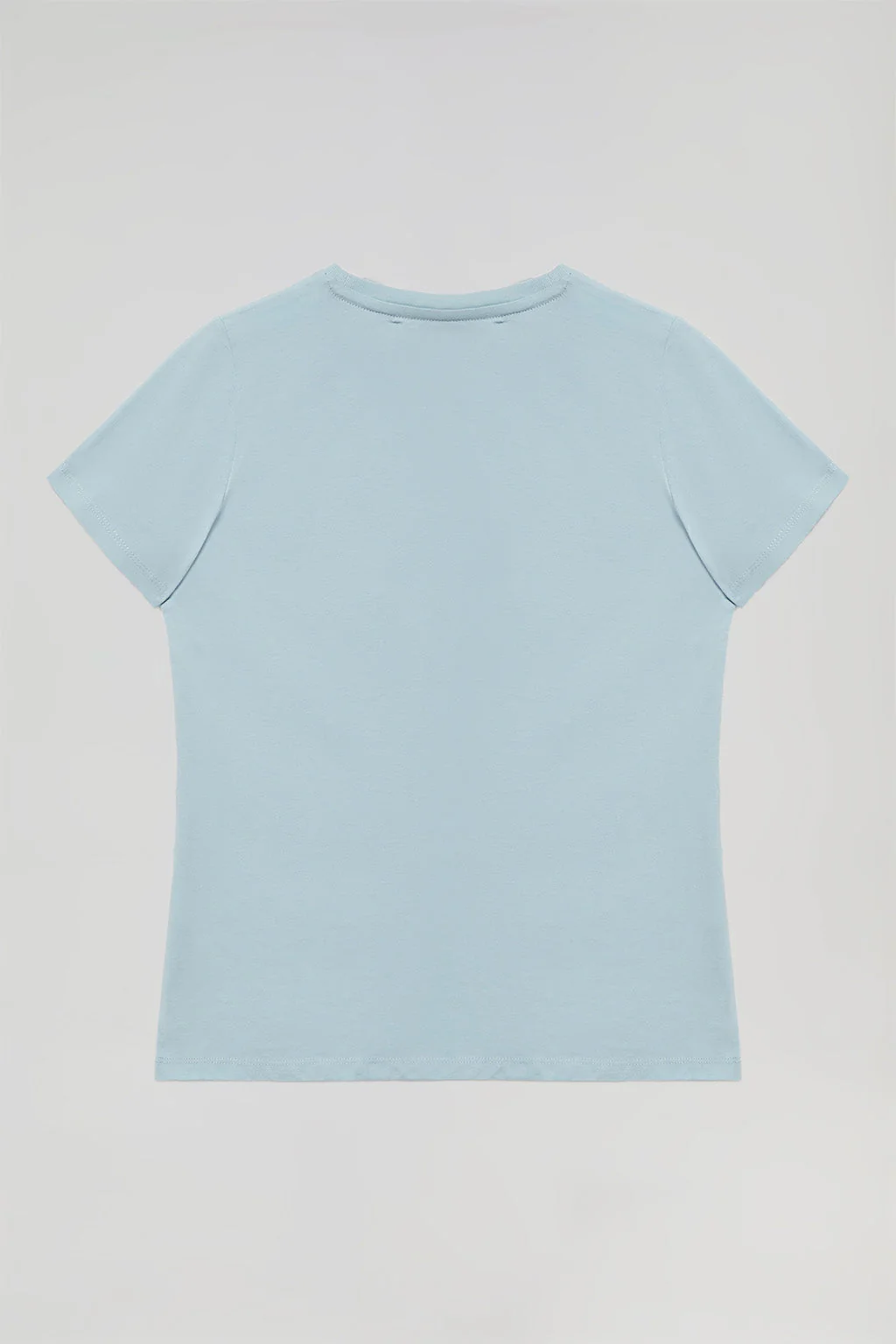 Camiseta básica azul celeste con print icónico en el pecho - Image 8