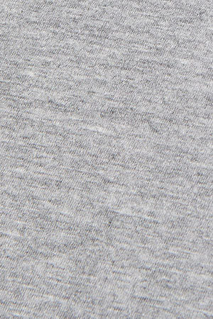 Camiseta básica gris vigoré con print icónico en el pecho - Image 10
