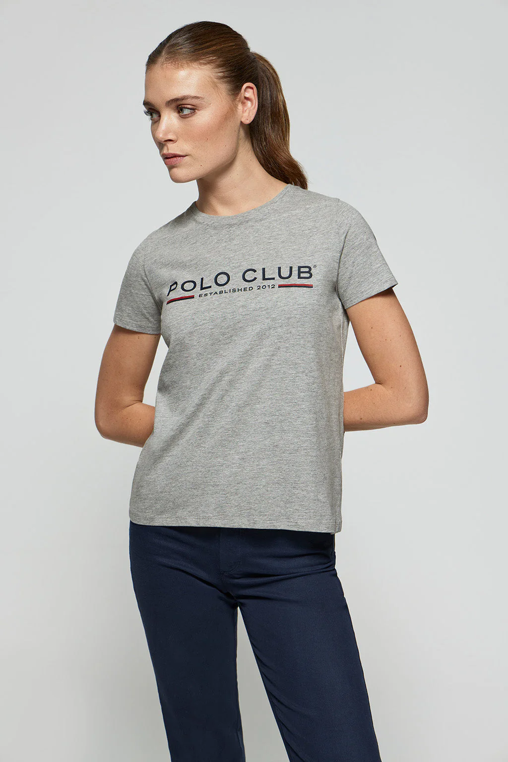 Camiseta básica gris vigoré con print icónico en el pecho - Image 3