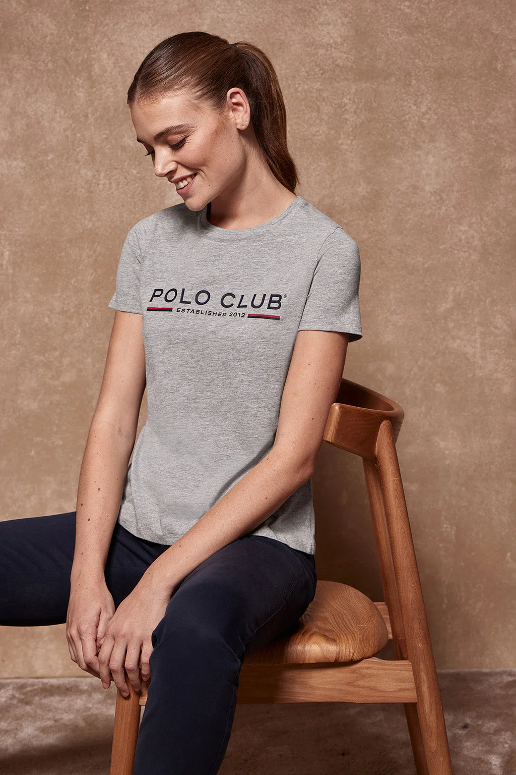 Camiseta básica gris vigoré con print icónico en el pecho - Image 4
