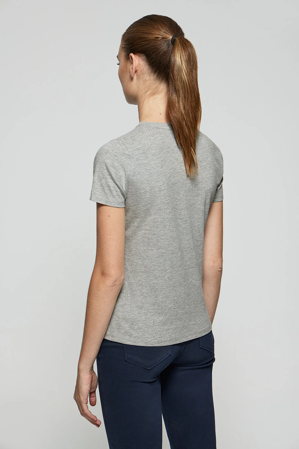 Camiseta básica gris vigoré con print icónico en el pecho - Image 5