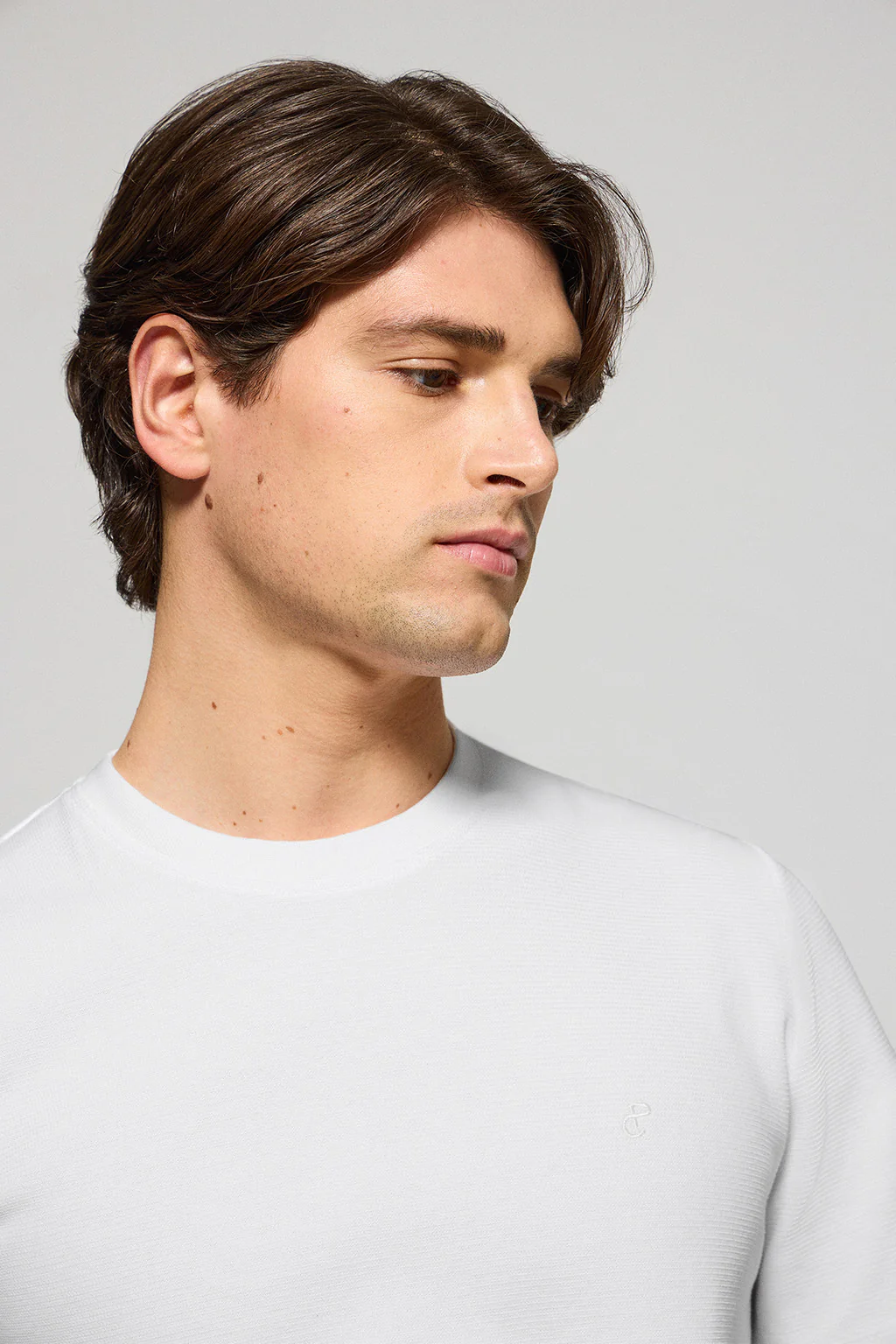 Camiseta blanca microestructura con monograma bordado PC - Image 3