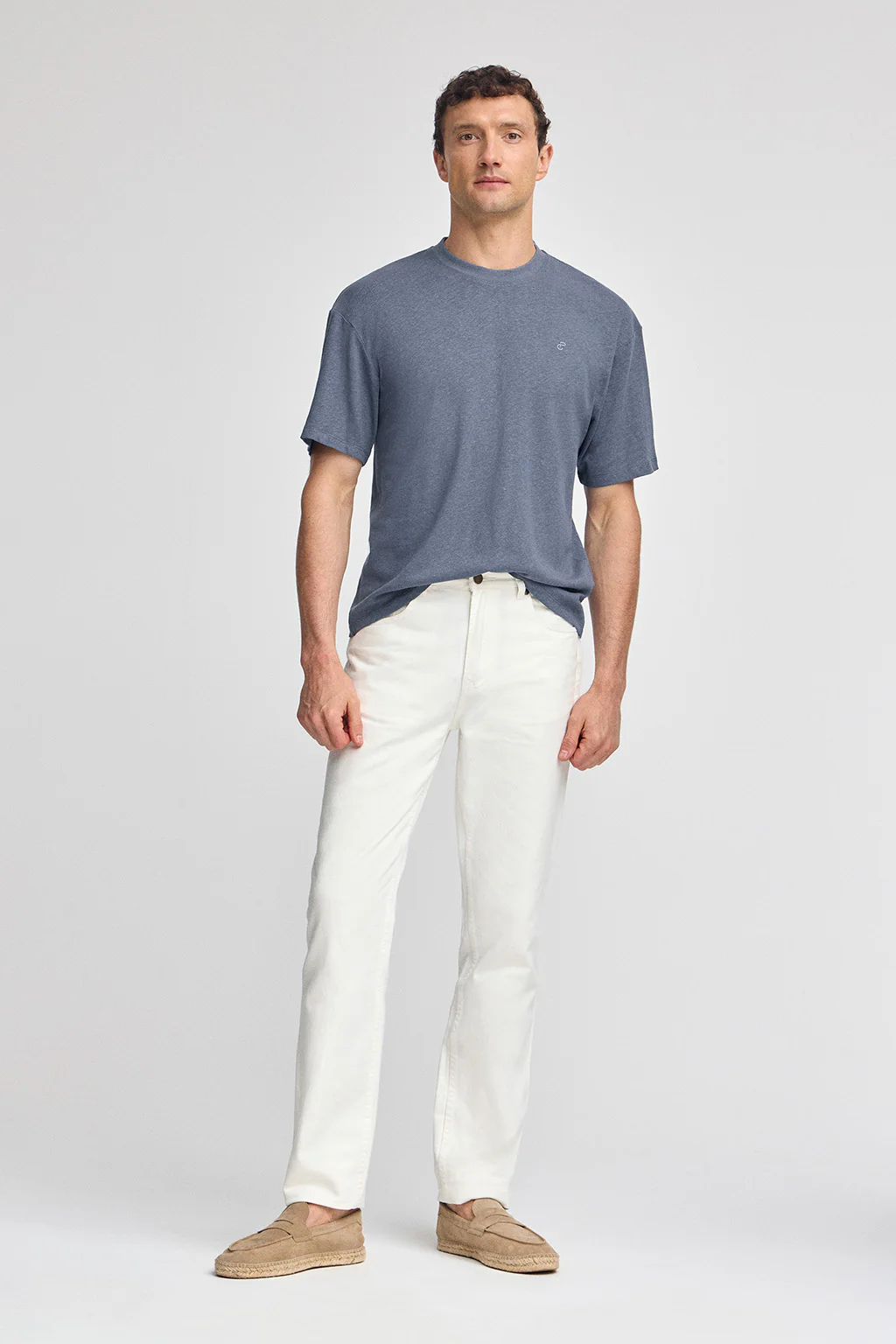 Camiseta azul denim en lino y algodón de cuello redondo y monograma bordado - Image 3
